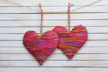 ahşap zemin üzerinde dekoratif Kalpler