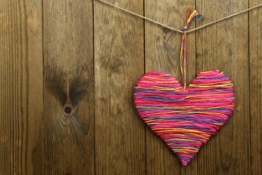 Ahşap arka planda dekoratif kalp