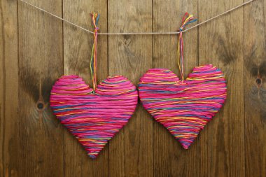 Ahşap arka planda dekoratif kalp