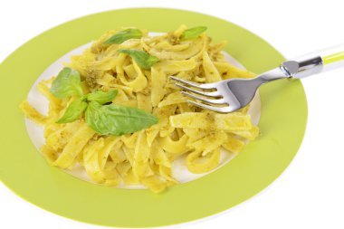 lezzetli pasta plaka yakın çekim üzerine pesto ile