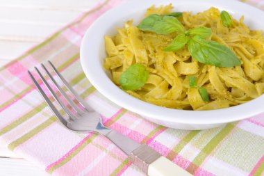 lezzetli pasta plaka üzerinde tablo yakın çekim pesto ile
