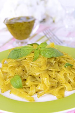 masada açık renkli plaka üzerine pesto ile lezzetli makarna