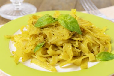 lezzetli pasta plaka üzerinde tablo yakın çekim pesto ile