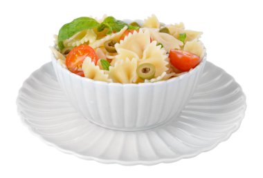 lezzetli pasta plaka üzerinde beyaz izole domates ile