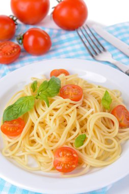 leziz spagetti domates plaka üzerinde tablo yakın çekim