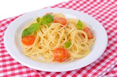 leziz spagetti domates plaka üzerinde tablo yakın çekim