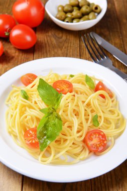 leziz spagetti domates plaka üzerinde tablo yakın çekim