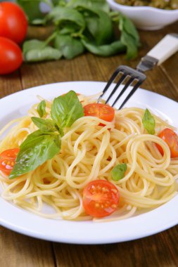 leziz spagetti domates plaka üzerinde tablo yakın çekim