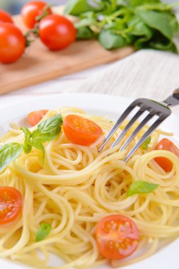 leziz spagetti domates plaka üzerinde tablo yakın çekim