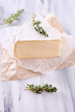 lezzetli camembert peyniri ile kekik, ahşap tablo