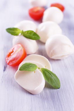 ahşap masa üstünde domates ve fesleğen ile lezzetli mozzarella peyniri