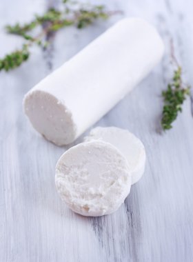 Tahta masadaki kekik peynirli leziz kraker.