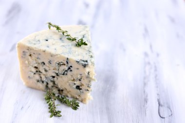 ahşap masa üzerine kekik ile lezzetli mavi peynir