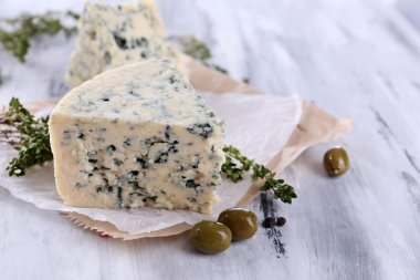 lezzetli mavi peynir ile kekik ve zeytin ahşap tablo