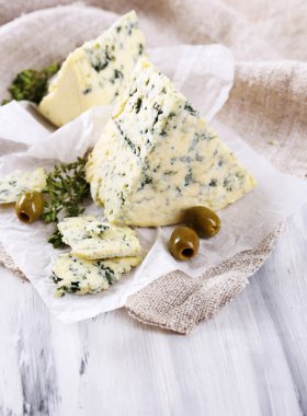 kağıt üzerine zeytin ve kekik ile lezzetli mavi peynir
