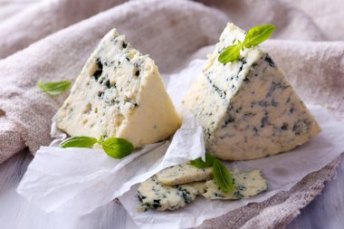 kağıt üzerinde Fesleğenli lezzetli mavi peynir