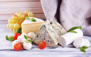 ahşap masa üzerinde farklı lezzetli peynir