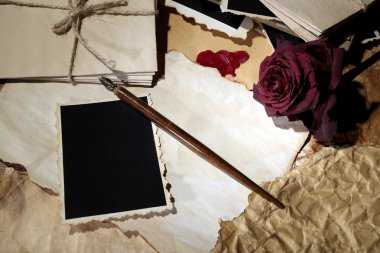 boş eski fotoğrafları, kağıt, mektup üstünde çul arka plan ile kompozisyon