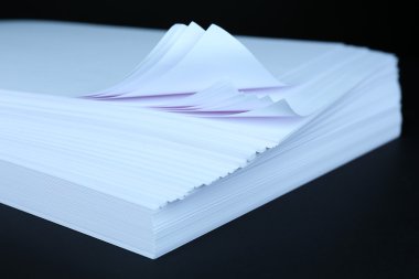 beyaz kağıt üzerinde siyah arka plan yakın çekim