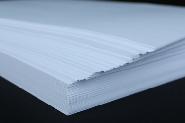 beyaz kağıt üzerinde siyah arka plan yakın çekim