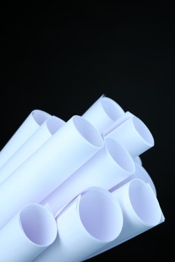 arka plan siyah yakın çekim beyaz kağıt rulolar