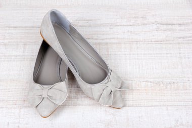 ahşap arka plan üzerinde güzel gri kadın ayakkabı