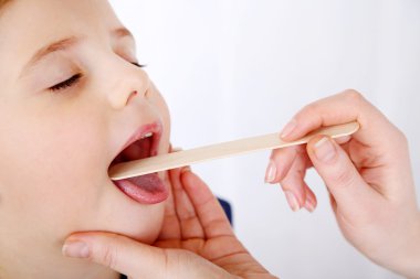 Doktor yakın çekim küçük kız