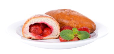 taze pişmiş pasties üzerinde beyaz izole çilek ile