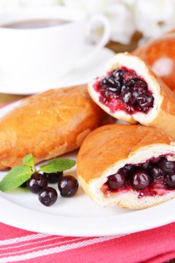 taze pişmiş pasties üzümü plaka üzerinde tablo yakın çekim ile