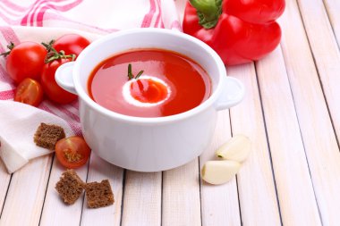 domates çorba ve sebze ahşap tablo