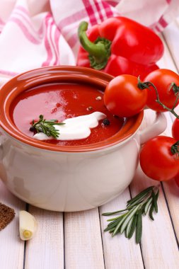 domates çorba ve sebze ahşap tablo