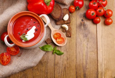 domates çorba ve sebze ahşap tablo