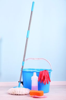 kat paspas ve kova mavi duvar arka odadaki çamaşır için