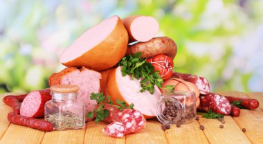 çok doğal zemin üzerine ahşap masa üzerinde farklı sosis