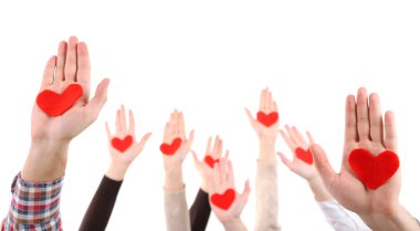 eller üzerinde beyaz izole kalp