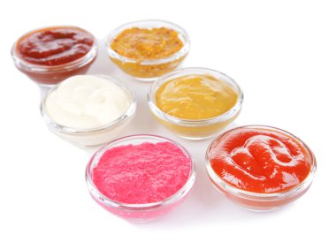 çeşitli soslar üzerinde beyaz izole