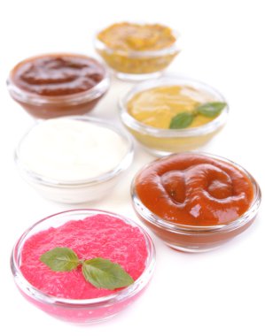 çeşitli soslar üzerinde beyaz izole