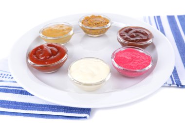 Tablo yakın çekim üzerinde çeşitli soslar