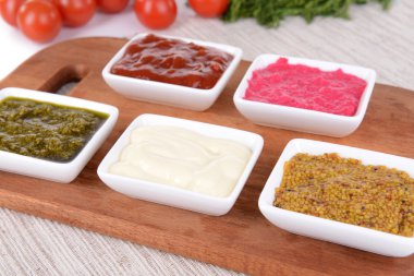 doğrama kurulu tablo yakın çekim üzerinde çeşitli soslar