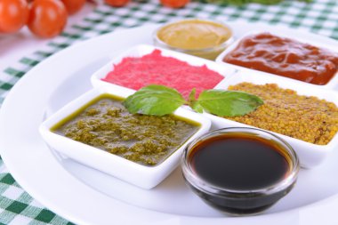 Tablo yakın çekim üzerinde çeşitli soslar