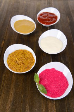 Tablo yakın çekim üzerinde çeşitli soslar