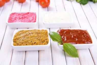 Tablo yakın çekim üzerinde çeşitli soslar