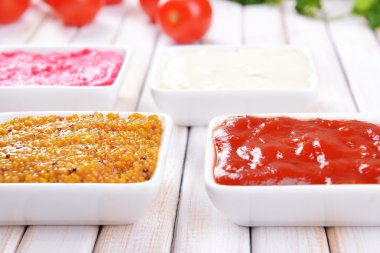 Tablo yakın çekim üzerinde çeşitli soslar