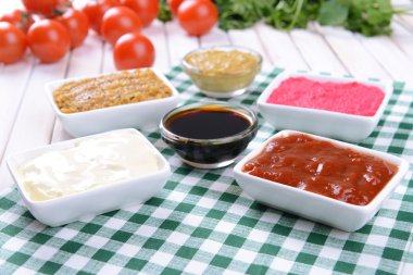 Tablo yakın çekim üzerinde çeşitli soslar