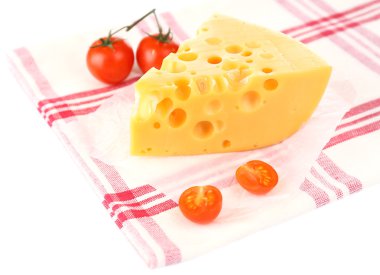 Bir parça peynir ve domates, renkli peçete, beyaz üzerine izole edilmiş.