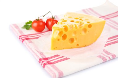 Bir parça peynir ve domates, renkli peçete, beyaz üzerine izole edilmiş.