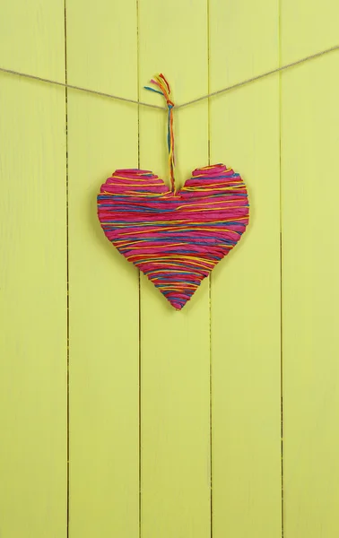 Coração decorativo em fundo de madeira — Fotografia de Stock