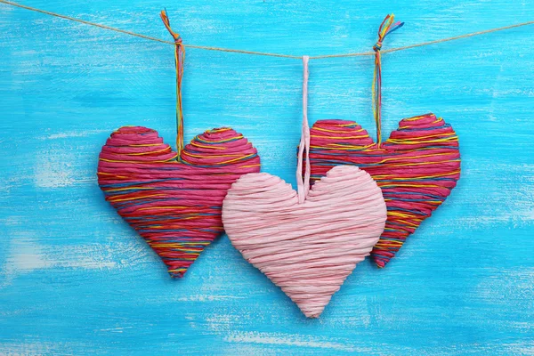Coeurs décoratifs sur fond en bois — Photo