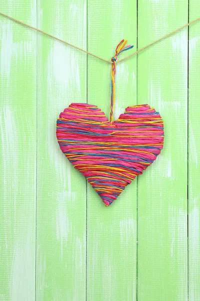 Coração decorativo em fundo de madeira — Fotografia de Stock