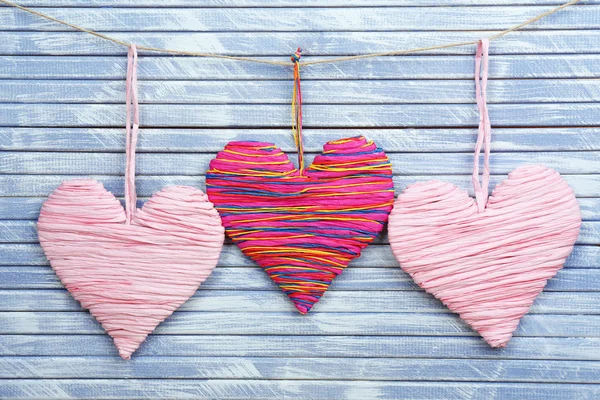 Dekorativní srdce na dřevěné pozadí木製の背景に装飾的な心 — Stock fotografie